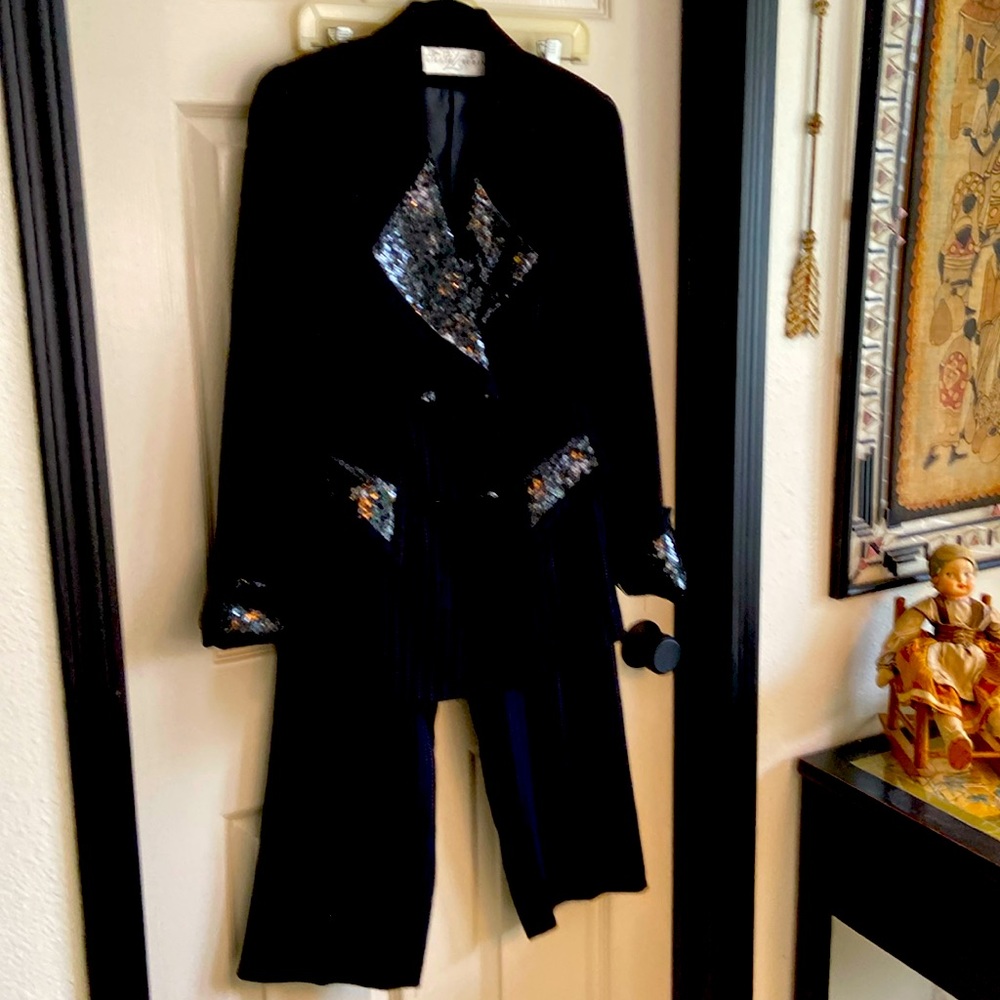 This is an authentic original vintage (70s) Lillie Rubin pantsuit.
